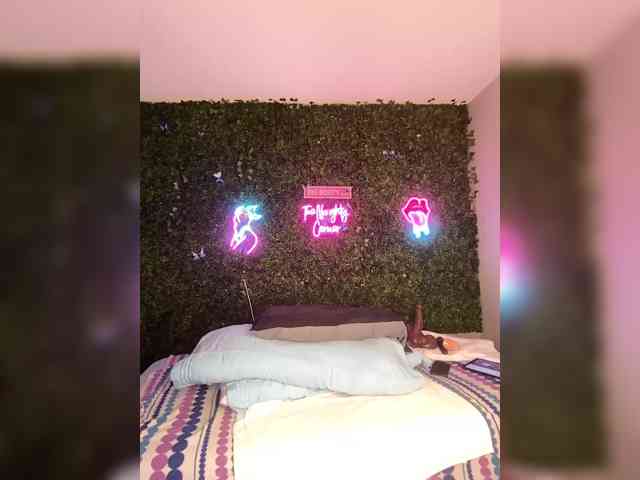 SarenaSoThick webcam