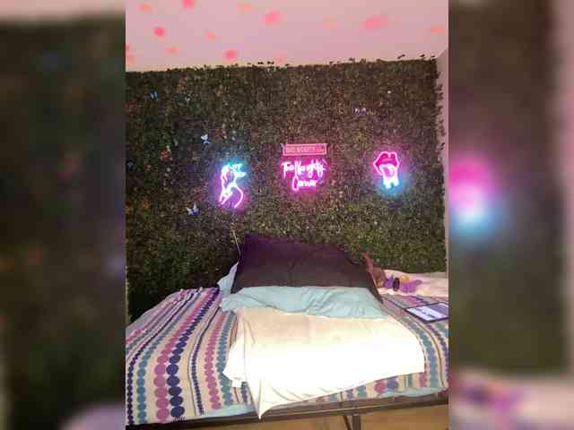 SarenaSoThick webcam