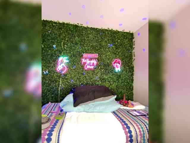 SarenaSoThick webcam