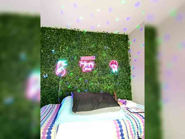 SarenaSoThick webcam