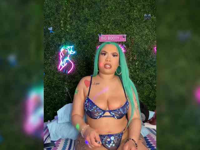 SarenaSoThick webcam