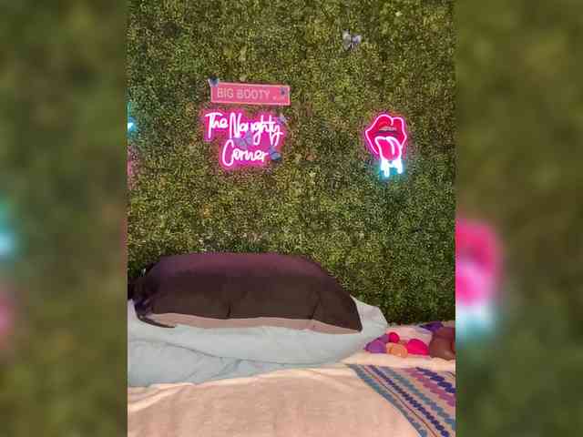 SarenaSoThick webcam