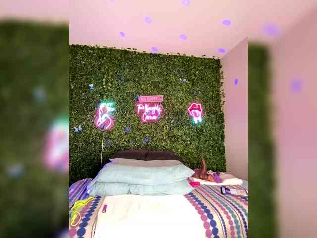 SarenaSoThick webcam