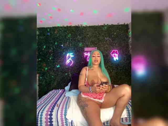 SarenaSoThick webcam