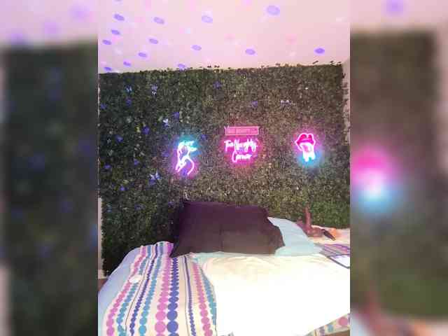 SarenaSoThick webcam