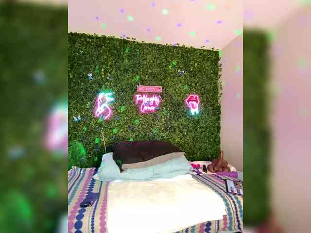 SarenaSoThick webcam