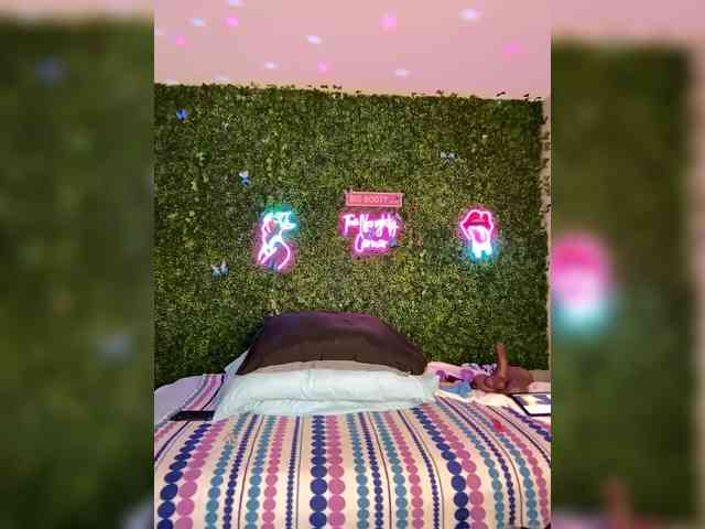 SarenaSoThick webcam