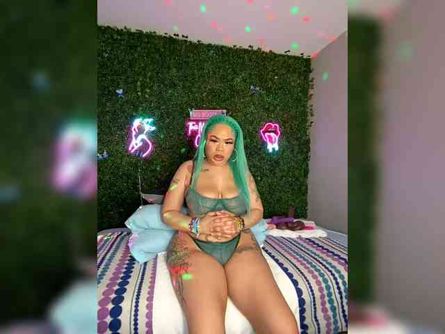 SarenaSoThick webcam