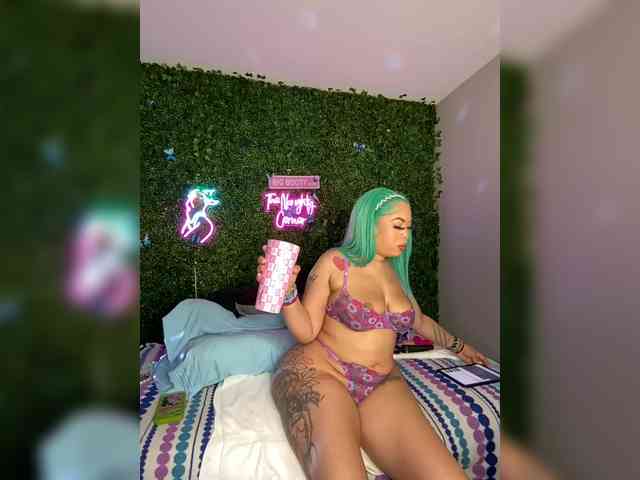 SarenaSoThick webcam