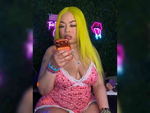 SarenaSoThick webcam