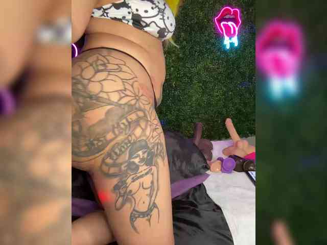 SarenaSoThick webcam