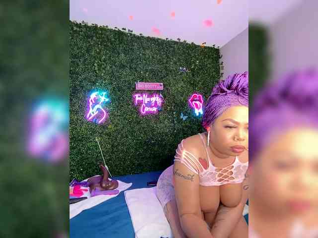 SarenaSoThick webcam