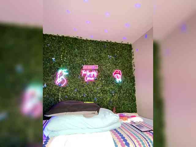 SarenaSoThick webcam