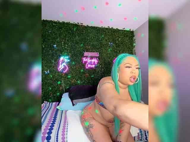 SarenaSoThick webcam