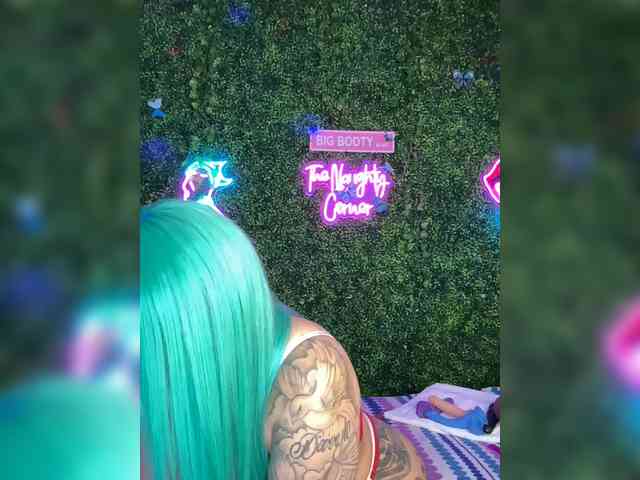 SarenaSoThick webcam