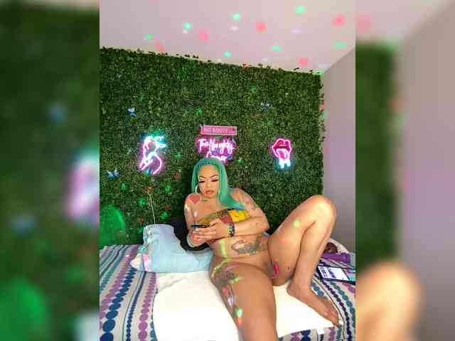 SarenaSoThick webcam