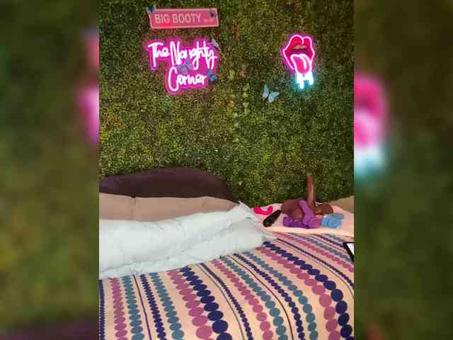 SarenaSoThick webcam