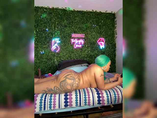 SarenaSoThick webcam