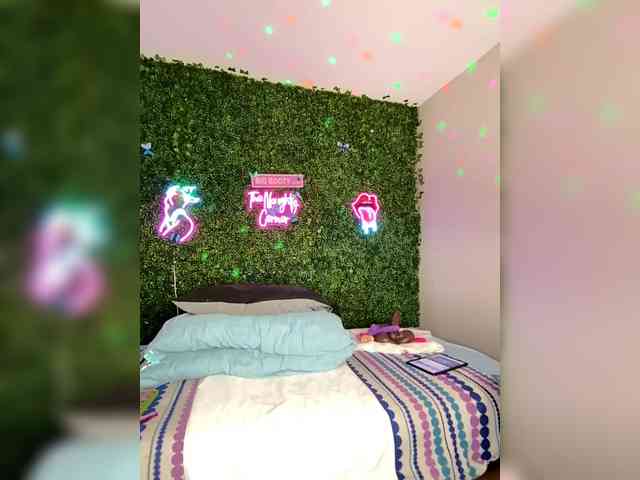 SarenaSoThick webcam