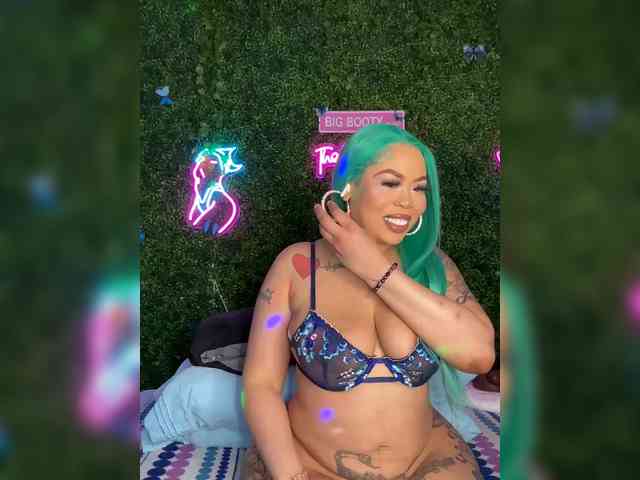 SarenaSoThick webcam