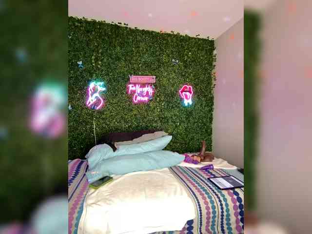 SarenaSoThick webcam