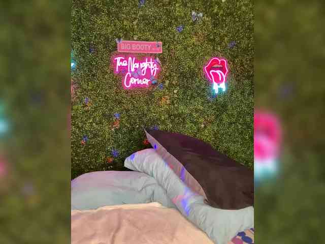 SarenaSoThick webcam