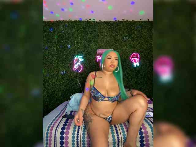 SarenaSoThick webcam