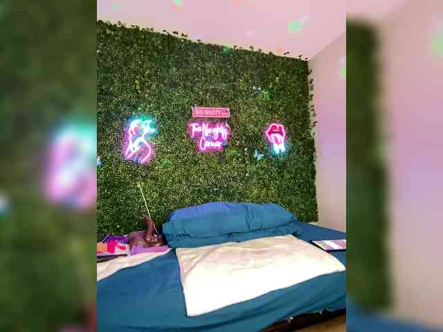 SarenaSoThick webcam