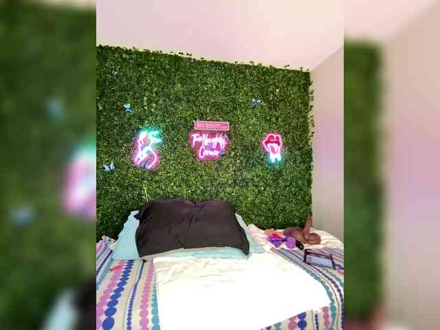 SarenaSoThick webcam