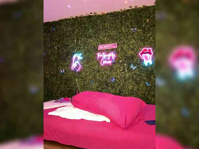 SarenaSoThick webcam