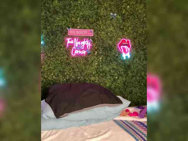 SarenaSoThick webcam