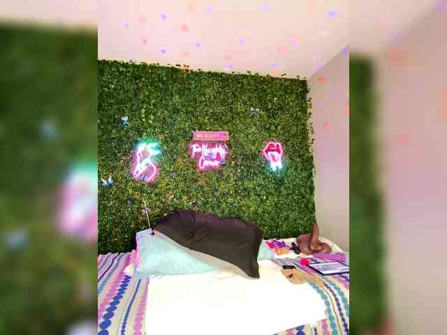 SarenaSoThick webcam