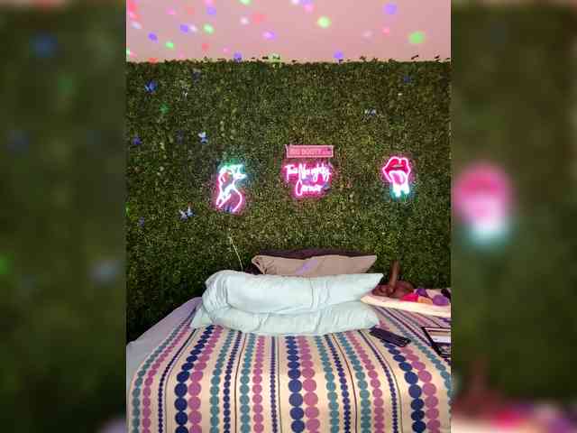 SarenaSoThick webcam