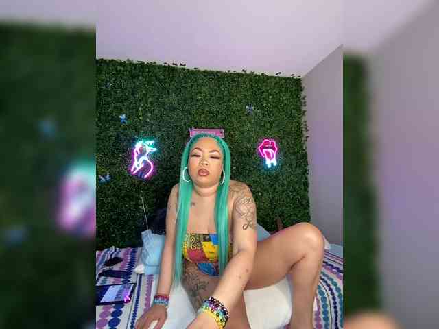 SarenaSoThick webcam