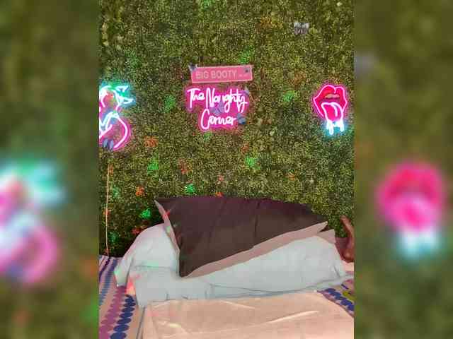 SarenaSoThick webcam