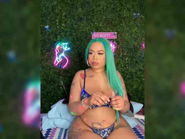 SarenaSoThick webcam