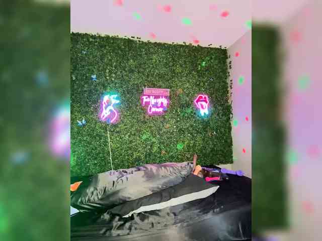 SarenaSoThick webcam