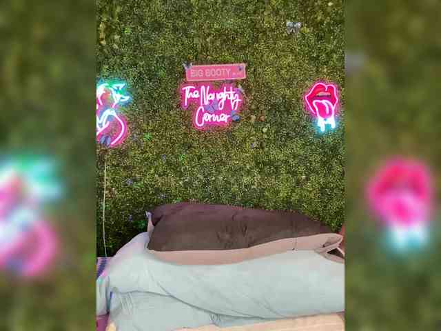 SarenaSoThick webcam