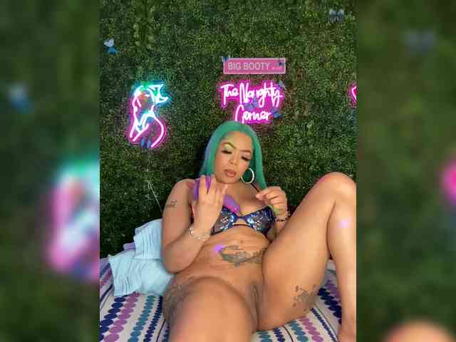 SarenaSoThick webcam