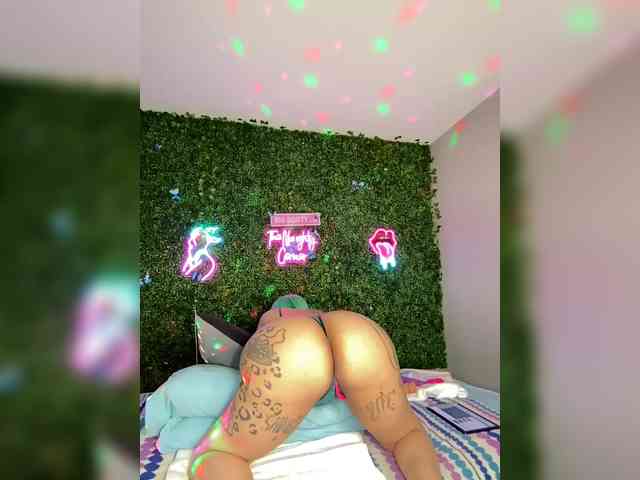 SarenaSoThick webcam