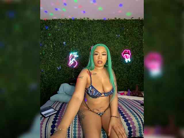 SarenaSoThick webcam