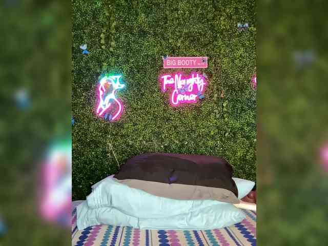 SarenaSoThick webcam