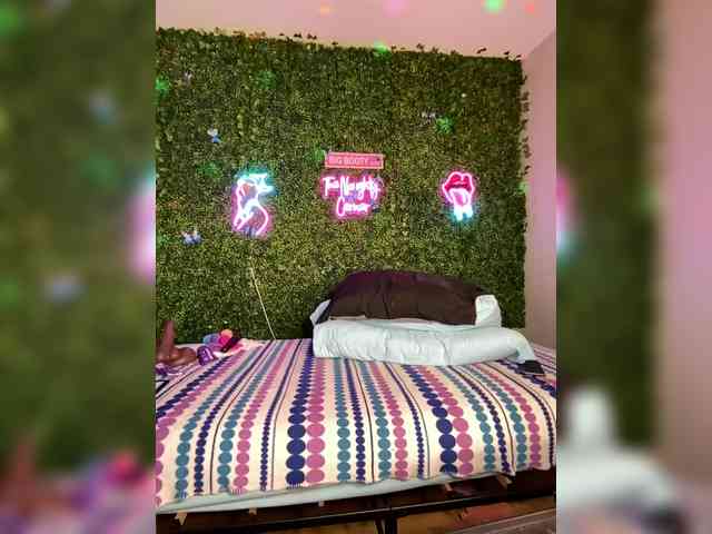 SarenaSoThick webcam