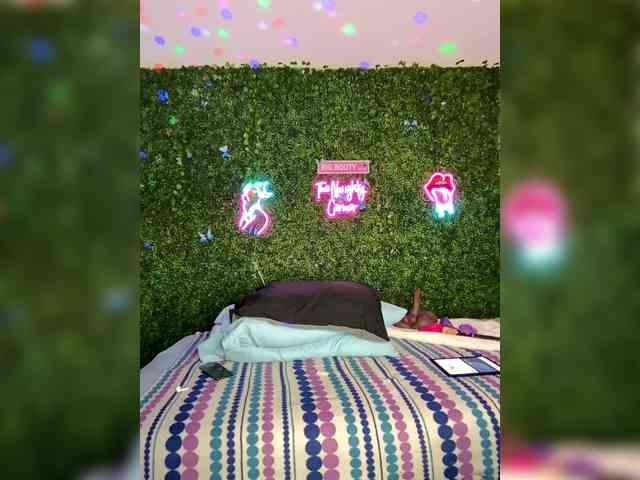 SarenaSoThick webcam