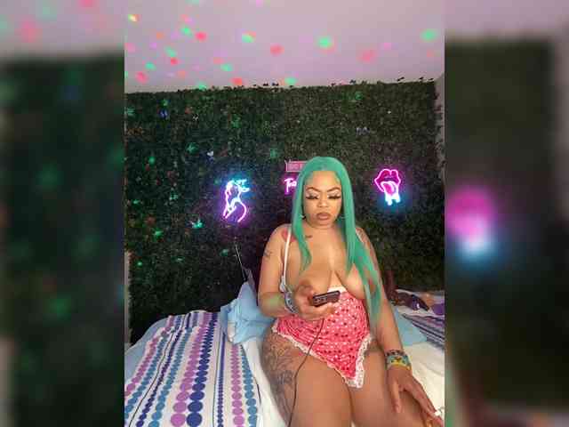 SarenaSoThick webcam