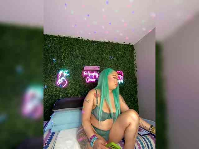 SarenaSoThick webcam