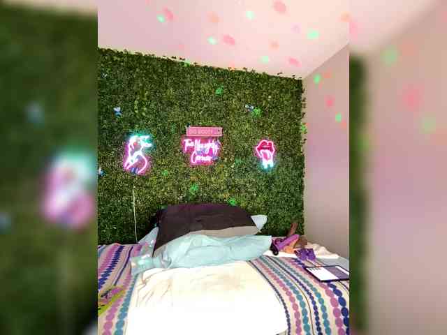 SarenaSoThick webcam