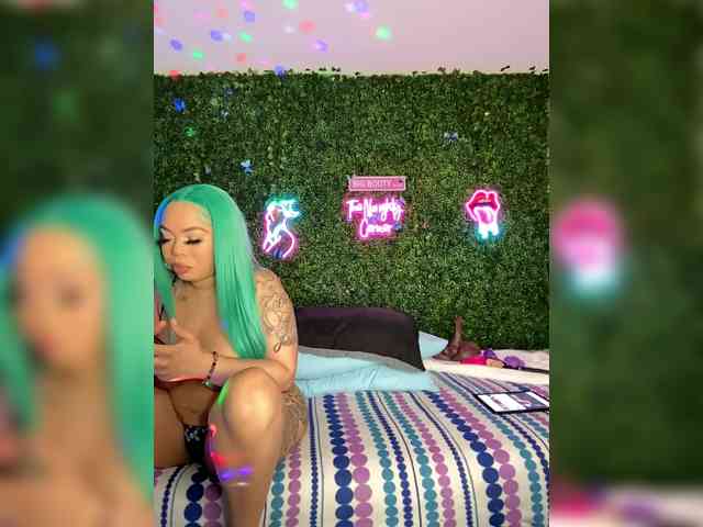 SarenaSoThick webcam