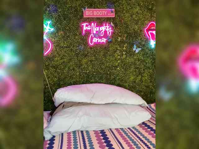 SarenaSoThick webcam