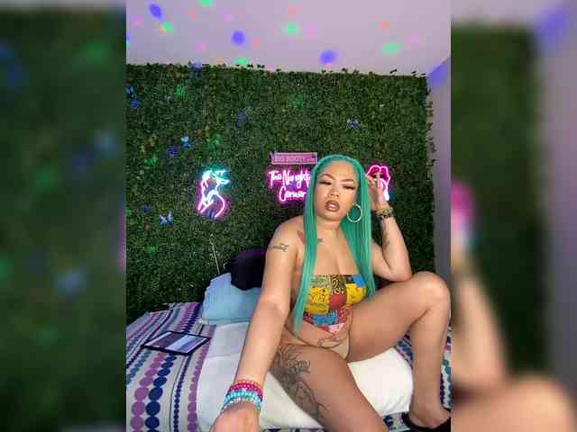 SarenaSoThick webcam